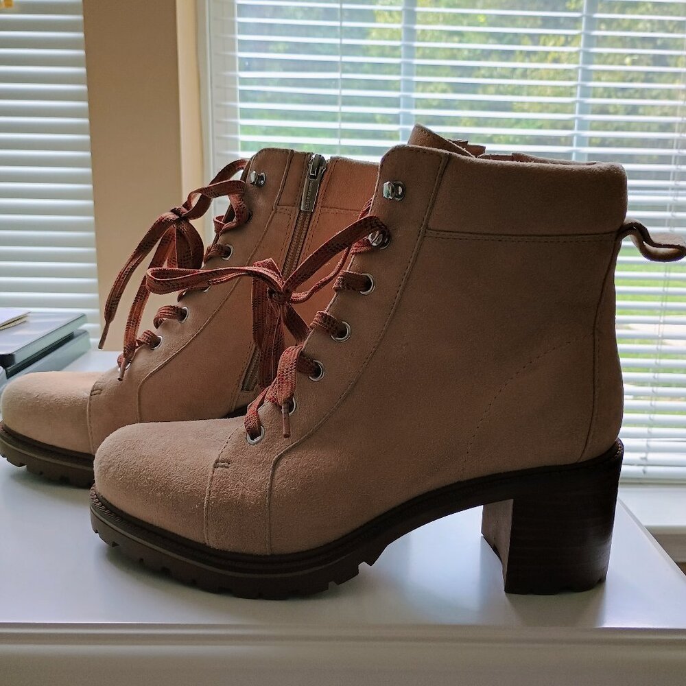 VINCE CAMUTO LACE UP BOOTS-TAN-BLOCK HEEL-RED & TAN LACES-SIZE 8W